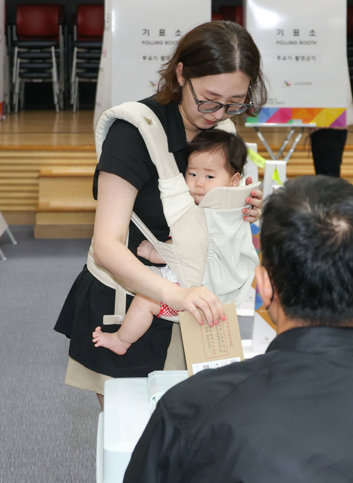 제9회 전국동시지방선거 사전투표 첫날인 지난 29일 울산 남구청에 마련된 삼산동 사전투표소에서 유권자가 소중한 한표를 행사하고 있다. 최지원 기자