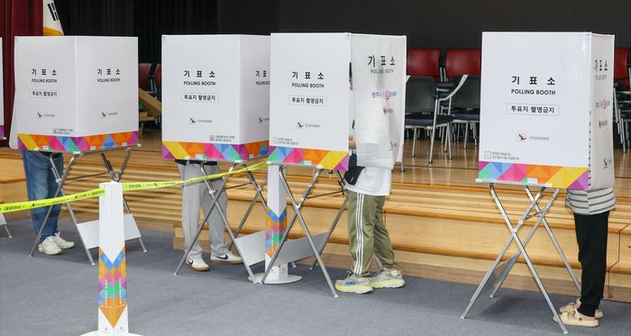 제9회 전국동시지방선거 사전투표 첫날인 지난 29일 울산 남구청에 마련된 삼산동 사전투표소에서 유권자들이 투표를 하고 있다. 최지원 기자