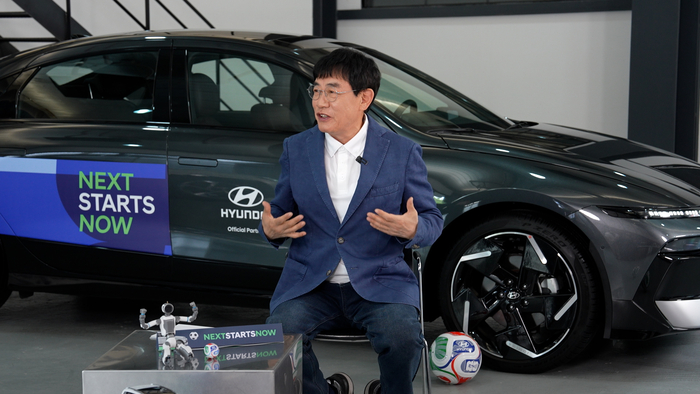 현대자동차가 FIFA 월드컵 현장의 열기와 감동을 전하기 위해 방송인 이경규와 함께하는 디지털 콘텐츠 ‘차박원정대’를 공개하는 가운데 원정대장 이경규가 아이오닉6 앞에서 대화하고 있다. 현대자동차 제공