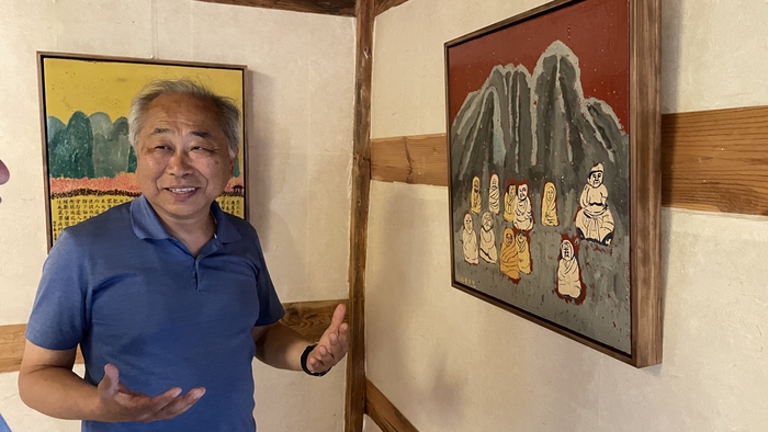 전호태 작가는 오랫동안 고구려 고분벽화와 한국 암각화를 연구해 온 역사학자다. 전호태 작가가 작품 설명을 하고 있다.