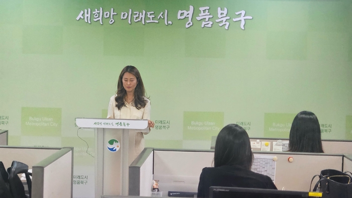 백승미 희수자연학교 어린이집 원장이 1일 북구청 프레스센터에서 기자회견을 열고 구청의 무리한 행정처분을 비판하고 있다. 희수자연학교 제공