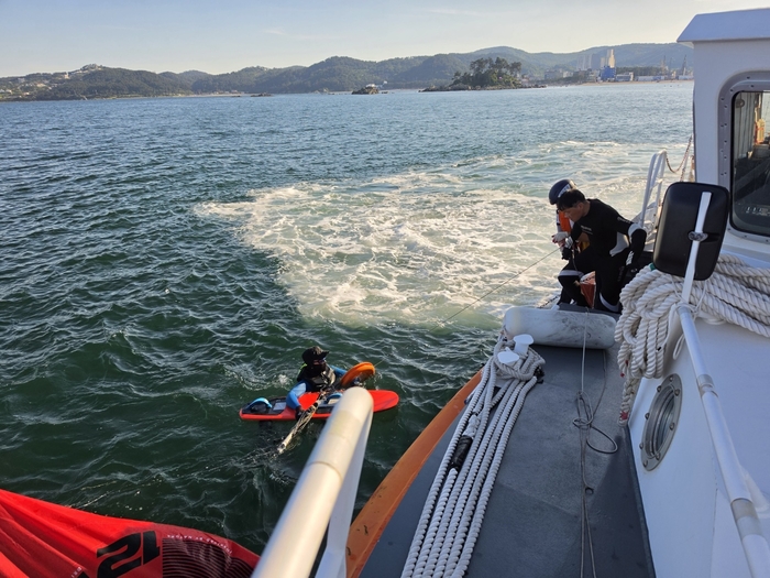지난 31일 울산 울주군 명선도 인근 해상에서 레저활동을 즐기던 40대 남성이 체력 고갈로 표류하다 해경에 구조됐다. 울산해경 제공