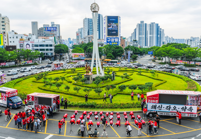 1일 울산시 남구 공업탑로터리에서 6·3 지방선거 국민의힘 울산 후보들과 국회의원 및 당 관계자들이 출근하는 시민들을 향해 ‘울산시민께 드리는 쇄신과 각오, 약속의 큰절’을 하며 지지를 호소하고 있다. 이수화 기자