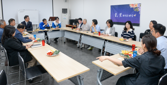 1일 울산시 중구 울산여성의전화 회의실에서 더불어민주당 김상욱 울산시장 후보가 울산시민단체 대표들과 간담회를 진행하고 있다. 최지원 기자