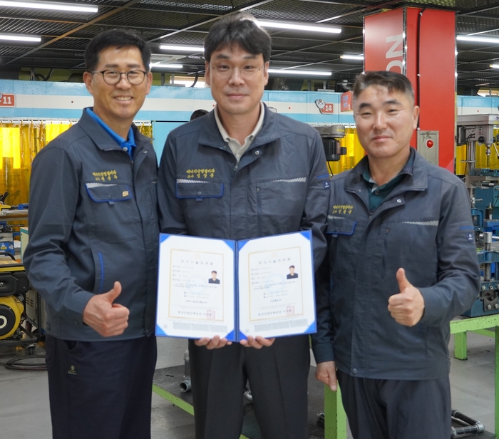 한국폴리텍대학 울산캠퍼스는 에너지산업설비과 정상훈 교수가 제138회 기술사 시험에서 금속재료기술사와 용접기술사에 동차합격했다. 울산한국폴리텍대학 제공