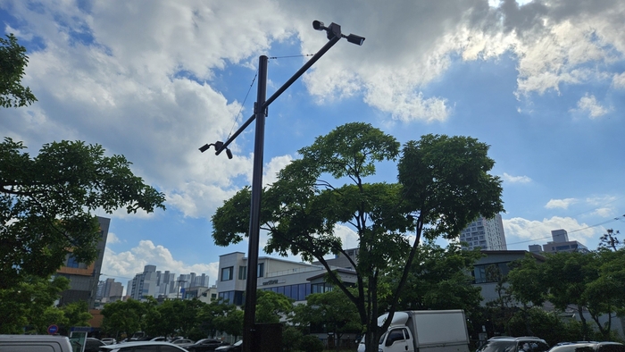 울산 동구는 일산해수욕장 및 남목중학교 공영주차장에 보안용 CCTV 11대를 신규 설치했다. 사진은 일산해수욕장 공영주차장 CCTV 설치 모습. 동구 제공