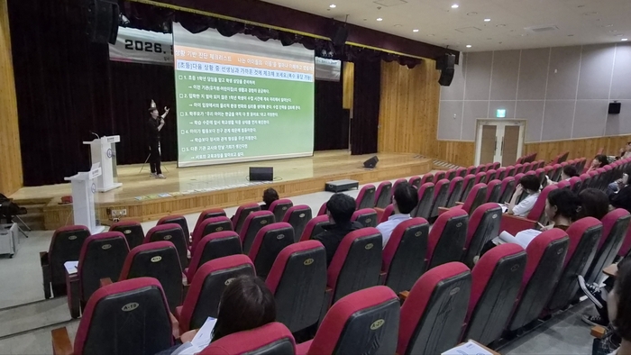 울산시교육청이 2일 유치원, 어린이집, 초등학교 교사들을 대상으로 이음교육 연수를 진행한 가운데 김해시 용산초등학교 홍성주 교사가 연수를 진행하고 있다. 울산교육청 제공