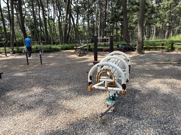 울산 동구 대왕암공원 내 체력단련장의 노후된 기구 모습.