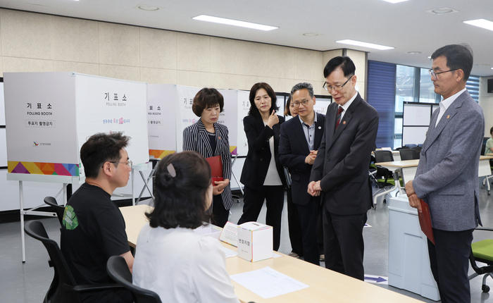 서남교 울산시장 권한대행은 2일 ‘우정동 제1투표소(우정동 행정복지센터)’를 방문해 김상육 중구 부구청장 등 관계자들과 선거관리 상황 등을 점검하고 직원들을 격려했다. 울산시 제공