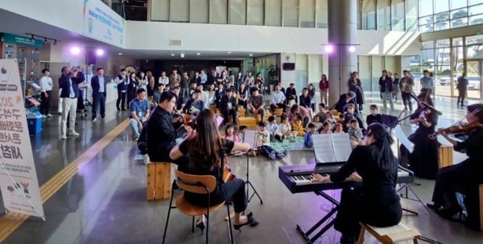 한국산업인력공단에서 열린 구석구석 문화배달 ‘콘서트 새참’. 울산매일포토벵크
