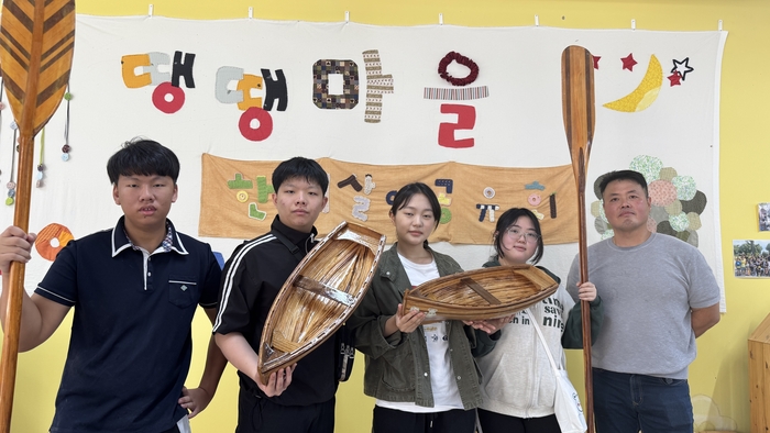 학생들이 지난해 10월 소형 목제 고래배를 제작하고 기념사진을 찍고있다. 울산교육청 제공