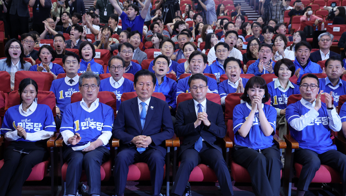 더불어민주당 정청래 총괄상임선거대책위원장과 한병도 공동상임선대위원장, 이시종 공동상임선대위원장이 3일 국회 의원회관에 마련한 제9회 전국동시지방선거·국회의원 재보궐선거 개표상황실에서 출구조사 결과를 지켜보고 있다. 연합뉴스