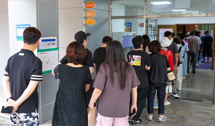 제9회 전국동시지방선거 본투표가 치러진 3일 울산 남구 삼산초등학교에 마련된 투표소에서 유권자들이 투표를 하기 위해 길게 줄을 서 있다. 최지원 기자