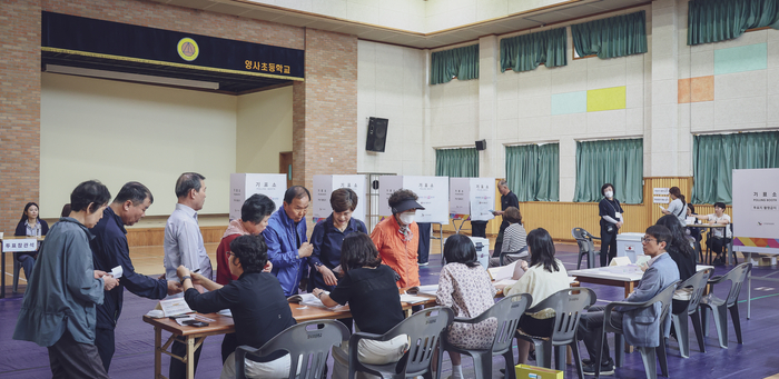 제9회 전국동시지방선거 및 국회의원 재·보궐선거일인 3일 울산 중구 양사초등학교 체육관에 마련된 투표소를 찾은 유권자들이 투표를 하기 위해 신분 확인을 진행하고 있다. 이수화 기자