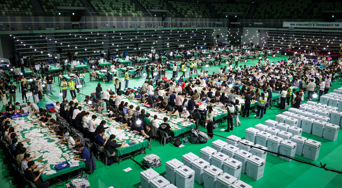 제9회 전국동시지방선거 및 국회의원 재·보궐선거 개표가 3일 울산 남구 문수체육관에서 분주히 진행되고 있다. 이수화 기자