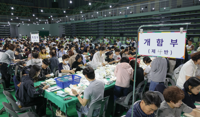 제9회 전국동시지방선거 및 국회의원 재·보궐선거 개표가 3일 울산 남구 문수체육관에서 분주히 진행되고 있다. 이수화 기자