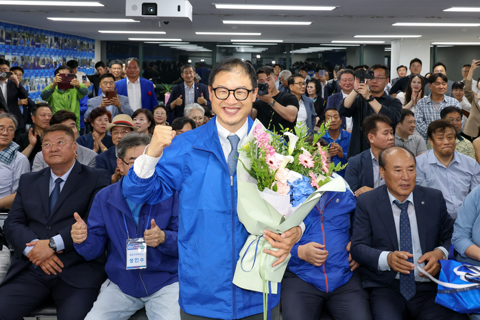 더불어민주당 김상욱 울산시장 후보가 3일 울산시 남구 자신의 선거사무소에서 당선이 확실시되자 꽃다발을 받고 환호하고 있다. 울산사진공동취재단