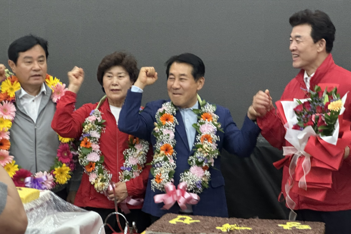 양산시장에 당선된 나동연 후보가 정희자 부인과 환호하고 있다.