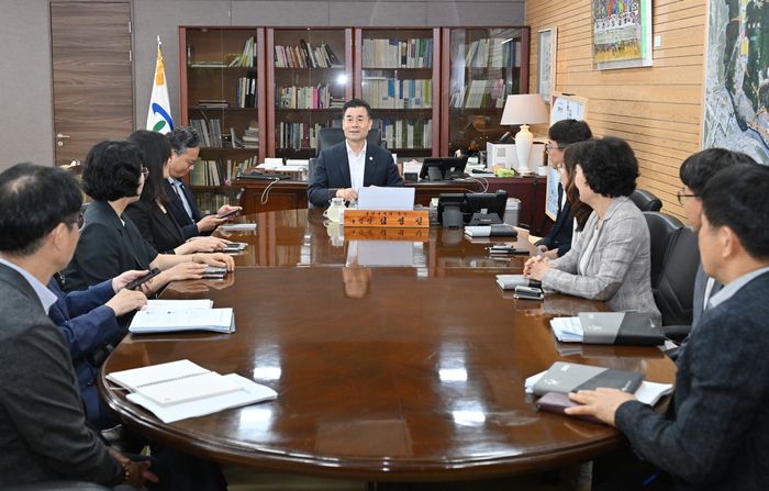 울산 중구가 4일 중구청 구청장실에서 김영길 중구청장 주재로 간부회의를 진행했다. 이날 김영길 중구청장은 업무에 복귀해 간부 공무원들로부터 부재 시 사업 추진사항에 대한 업무 보고를 받았다. 중구 제공
