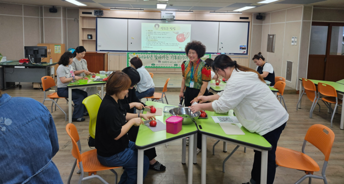 달천중 학부모들이 지난 5월 27일 찾아가는 기후위기대응특강의 하나로 학부모 사계절 지구식탁 활동을 하고있다. 울산교육청 제공