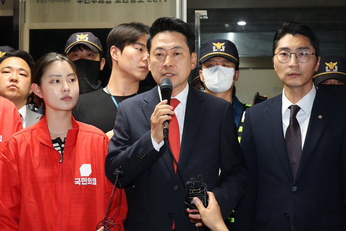 국민의힘 장동혁 상임선거대책위원장이 4일 6.3 지방선거 투표소 용지 부족 사태와 관련해 서울시선거관리위원회를 항의 방문한 뒤 발언하고 있다. 연합뉴스
