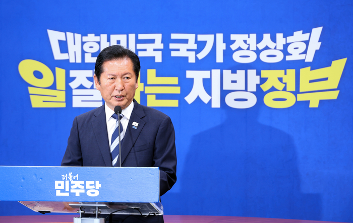 더불어민주당 정청래 총괄상임선대위원장이 4일 국회에서 기자회견을 열고 있다. 연합뉴스