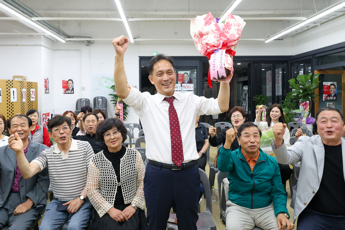 국민의힘 김태규 남구갑 국회의원 후보가 4일 자신의 선거사무소에서 당선이 확실시 되자 환호하고 있다. 울산사진공동취재단