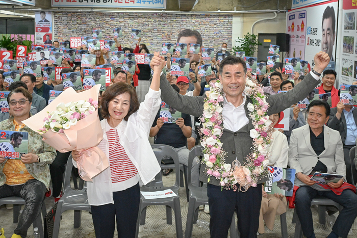 국민의힘 김영길 울산 중구청장 후보가 4일 자신의 선거사무실에서 당선이 확실시되자 꽃목걸이를 걸고 환호하고 있다. 울산사진공동취재단