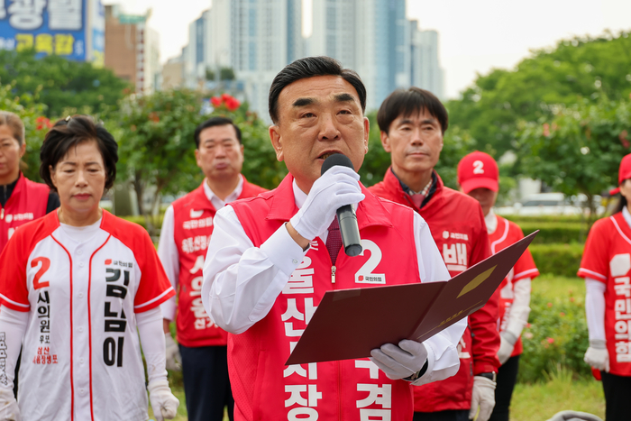 김두겸 울산시장이 선거 결과에 대해 시민들의 뜻을 겸허히 받아들이며 낙선 인사를 전했다. 사진은 지난 1일 선거 유세를 하고 있는 모습. 울산매일 포토뱅크