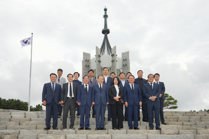 부산상의 양재생  회장(앞줄 가운데)을 비롯한 지역 상공인들이 충혼탑 앞에서 기념촬영을 하고 있다. 부산상의 제공