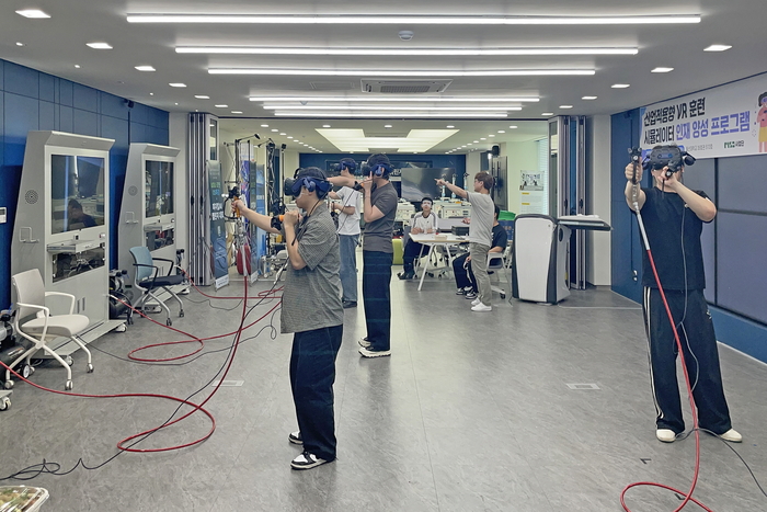 울산과학대학교가 RISE사업의 하나로 울산대학교 RISE사업단·SW중심대학사업단과 공동으로 산업적용형 가상현실(VR) 훈련 시뮬레이터를 활용한 인재 양성 프로그램을 운영한다. 울산과학대 제공