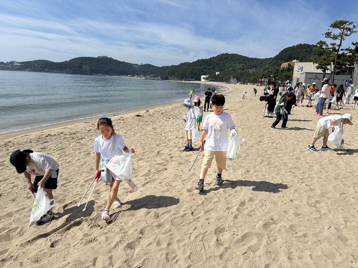 성동초등학교 학생들이 5일 진하해수욕장에서 쓰담달리기를 하고 있다. 울산교육청 제공