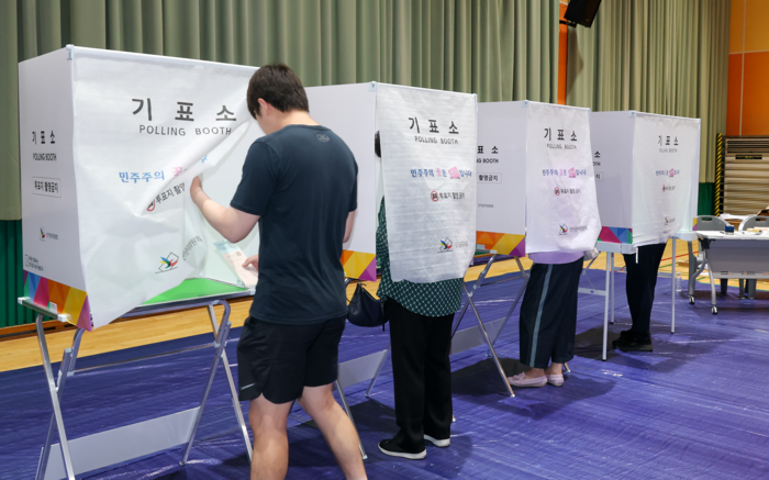 제9회 전국동시지방선거 본투표가 치러진 3일 울산 남구 삼산초등학교에 마련된 투표소에서 유권자들이 투표를 하고 있다. 울산매일 포토뱅크