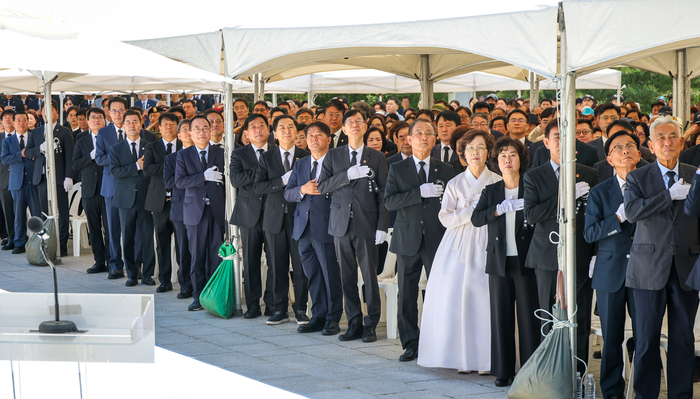 제71회 현충일 추념식이 열린 지난 6일 울산대공원 현충탑에서 서남교 울산시 행정부시장, 이성룡 울산시의장, 천창수 울산시교육감, 김기현·박성민·서범수·김태규 국회의원, 김영길 중구청장, 이순걸 울주군수, 이윤철 울산상공회의소 회장을 비롯한 유족 및 참석자가 국기에 경례하고 있다. 최지원 기자