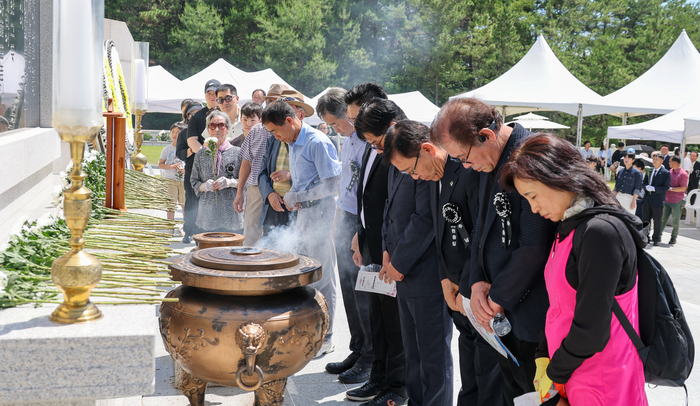 제71회 현충일 추념식이 열린 지난 6일 울산대공원 현충탑에서 유족 및 시민들이 국가를 위해 헌신한 순국선열과 호국영령의 넋을 기리며 헌화 및 분향을 하고 있다. 최지원 기자