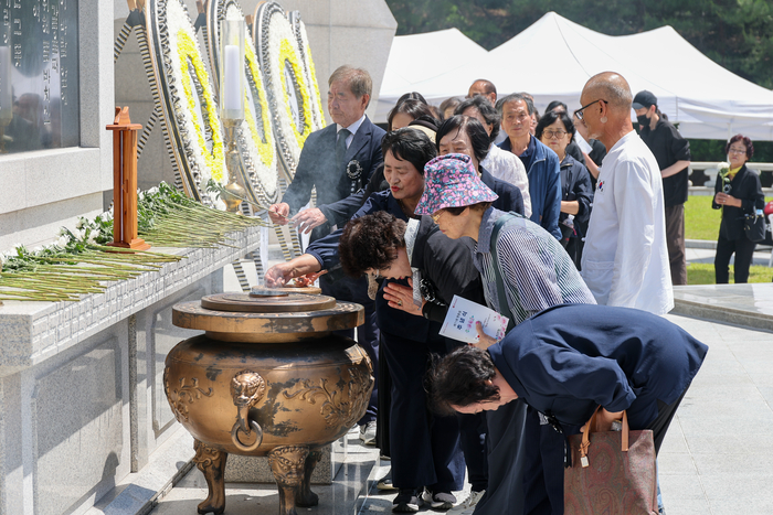 제71회 현충일 추념식이 열린 지난 6일 울산대공원 현충탑에서 유족 및 시민들이 국가를 위해 헌신한 순국선열과 호국영령의 넋을 기리며 헌화 및 분향을 하고 있다. 최지원 기자