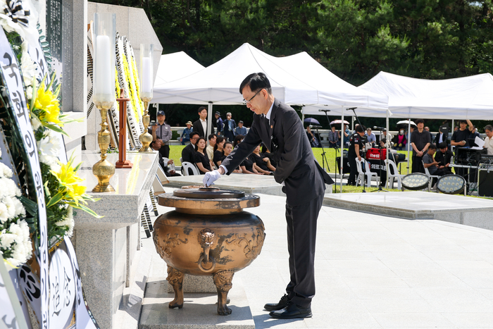 서남교 울산시 행정부시장이 지난 6일 울산대공원 현충탑에서 열린 제71회 현충일 추념식에서 헌화 및 분향을 하고 있다. 최지원 기자