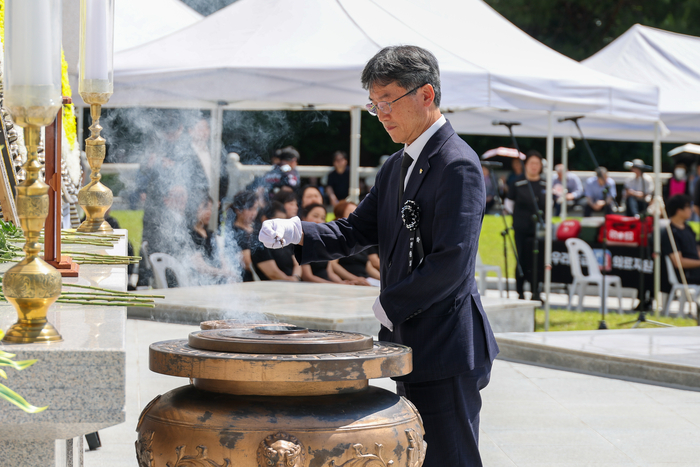 천창수 울산시교육감이 지난 6일 울산대공원 현충탑에서 열린 제71회 현충일 추념식에서 헌화 및 분향을 하고 있다. 최지원 기자
