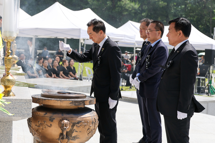 김기현·박성민·서범수·김태규 국회의원이 지난 6일 울산대공원 현충탑에서 열린 제71회 현충일 추념식에서 헌화 및 분향을 하고 있다. 최지원 기자