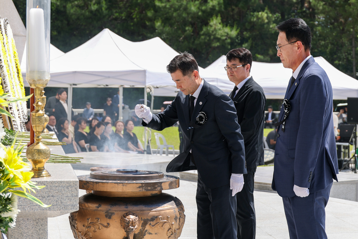김영길 중구청장, 이순걸 울주군수, 류재균 동구 부구청장이 지난 6일 울산대공원 현충탑에서 열린 제71회 현충일 추념식에서 헌화 및 분향을 하고 있다. 최지원 기자