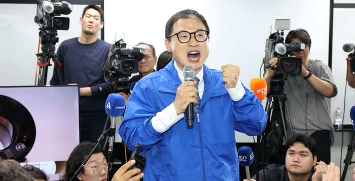 더불어민주당 김상욱 울산시장 후보가 지난 3일 울산시 남구 자신의 선거사무소에서 당선이 확실시되자 당원들에게 각오를 전하고 있다. 울산사진공동취재단
