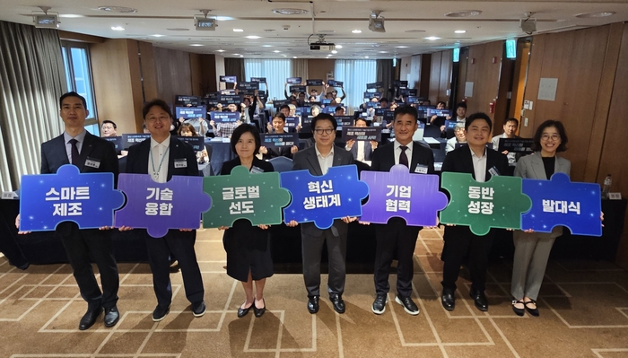 울산지방중소벤처기업청은  8일 롯데시티호텔에서 울산 테크노파크 등 지원기관, 제조·공급기업 관계자 50여명이 참석한 가운데 ‘울산 스마트제조기술기업협의회(회장 ㈜에스에스컴퍼니 이상봉 대표이사)’를 출범했다.