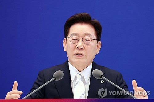 이재명 대통령이 8일 청와대 영빈관에서 열린 취임 1주년 기자회견에서 발언하고 있다. 연합뉴스