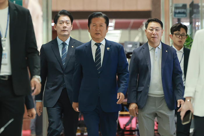 더불어민주당 정청래 대표가 8일 국회에서 비공개로 열린 최고위원회의에 참석하고 있다. 연합뉴스