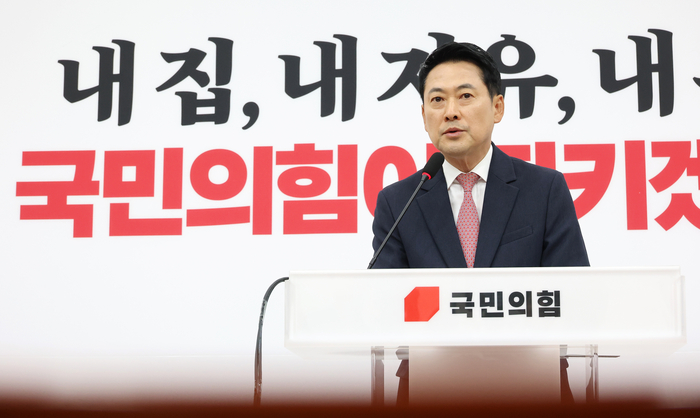 국민의힘 장동혁 대표가 8일 국회에서 이재명 대통령의 취임 1년 기자회견과 관련한 입장을 밝히고 있다. 연합뉴스