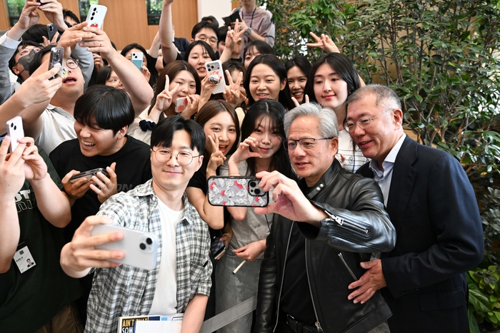 젠슨 황 엔비디아 최고경영자(CEO)가 지난 8일 오후 현대차그룹 양재 본사를 방문해 정의선 회장 등 경영진과 만나 로비를 둘러보고 임직원들과 소통하는 시간을 가졌다. 현대차 제공