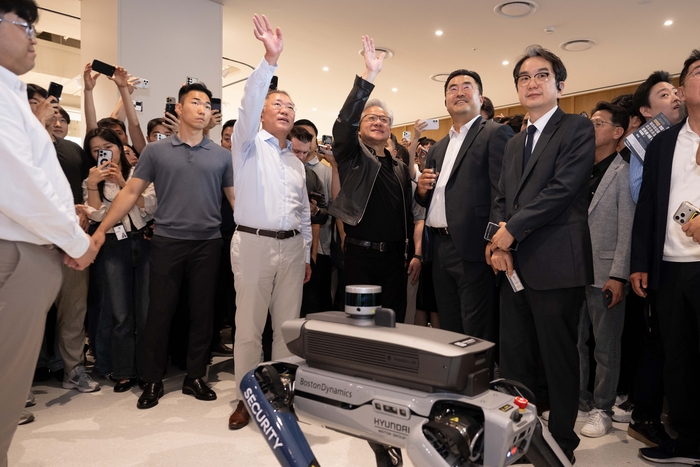 젠슨 황 엔비디아 최고경영자(CEO)가 지난 8일 오후 현대차그룹 양재 본사를 방문해 정의선 회장 등 경영진과 만나 로비를 둘러보고 임직원들과 소통하는 시간을 가졌다. 현대차 제공