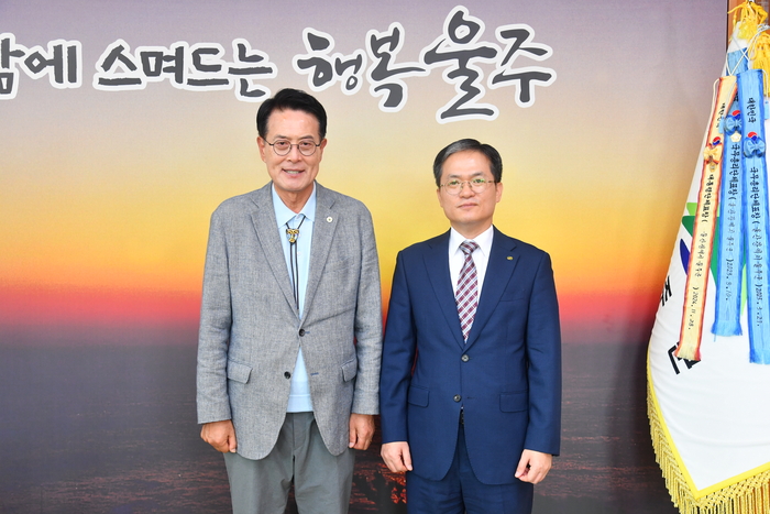 한국수력원자력㈜ 새울원자력본부 소유섭 본부장은 9일 오전 울주군청을 방문 이순걸 군수와 환담을 나눈 뒤 기념촬영을 하고 있다. 울주군 제공