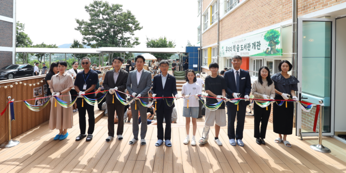 천창수 교육감이 9일 구영초에서 ‘우다다 책 숲’ 도서관 개관식에 참석해 색줄자르기를 하고있다. 울산교육청 제공