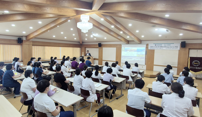 보람병원은 9일 본관 6층 보람문화홀에서 보람병원 산부인과, 소아청소년과 의료진 및 간호사들이 참석한 가운데, 울산대학교병원 이비인후과 강병철 교수를 연자로 초청해 ‘신생아 귀 교정 장치 해피뉴이어(Happy New Ear)’ 특별 강연을 개최했다. 보람병원 제공